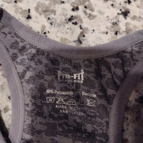 Pro-Fit Seamless Sports Bra - Picture 3 of 4